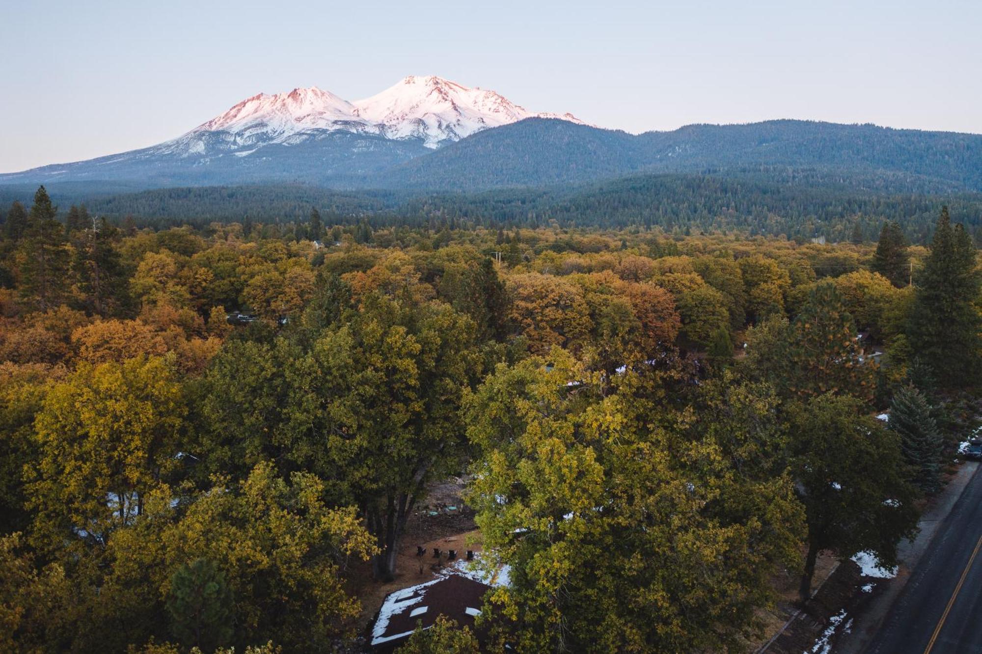 Basecamp Lodge Mount Shasta Exterior photo