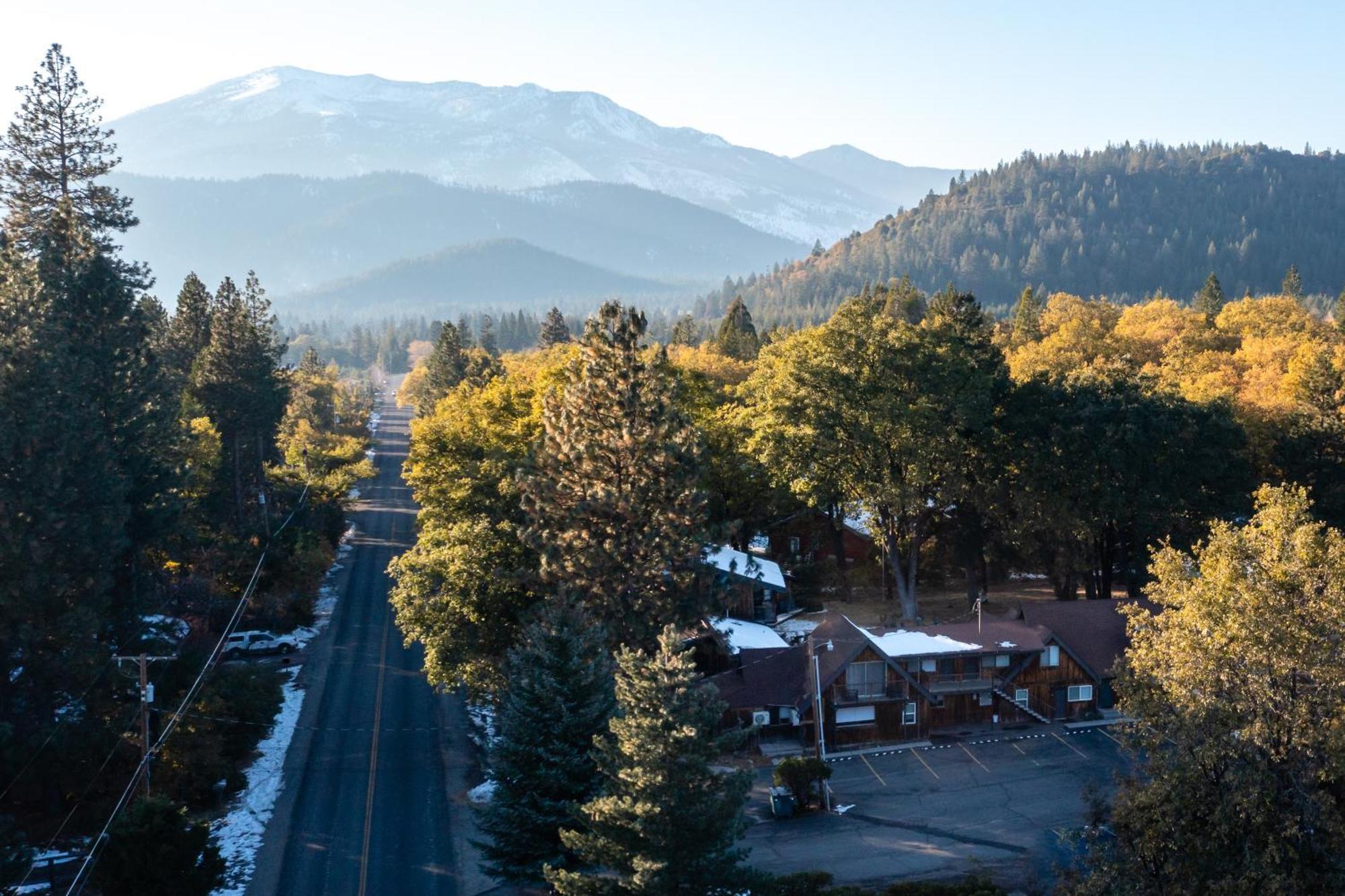 Basecamp Lodge Mount Shasta Exterior photo