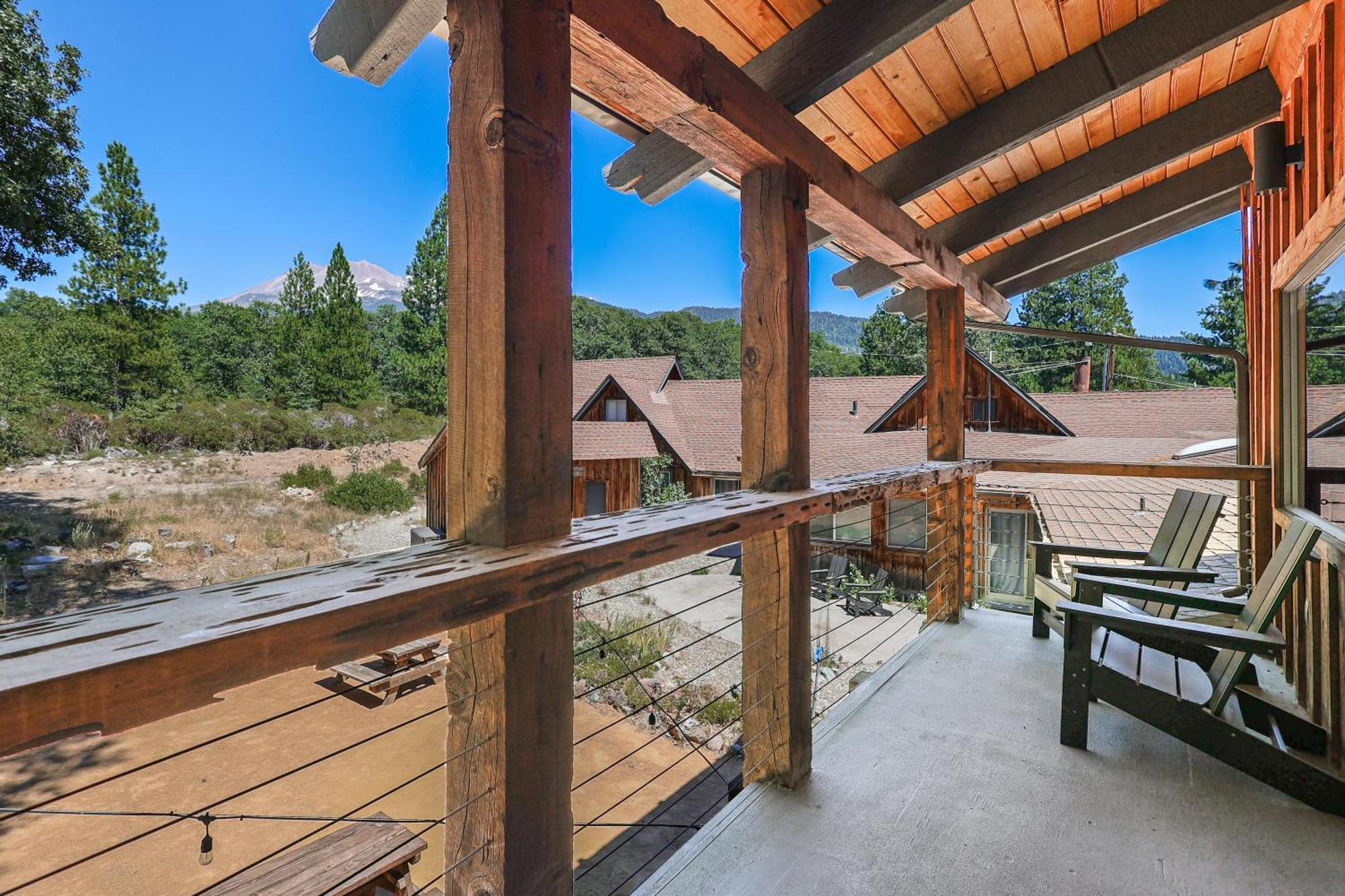 Basecamp Lodge Mount Shasta Exterior photo